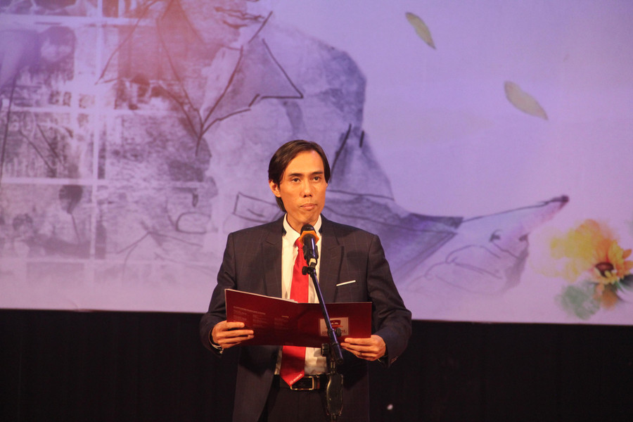 Thạc sĩ Trần Hải Ngọc - Hiệu trưởng trường Trường Hội nhập Quốc tế iSchool Hà Tĩnh phát biểu khai mạc đêm chung kết. Thạc sĩ Trần Hải Ngọc - Hiệu trưởng trường Trường Hội nhập Quốc tế iSchool Hà Tĩnh phát biểu khai mạc đêm chung kết.