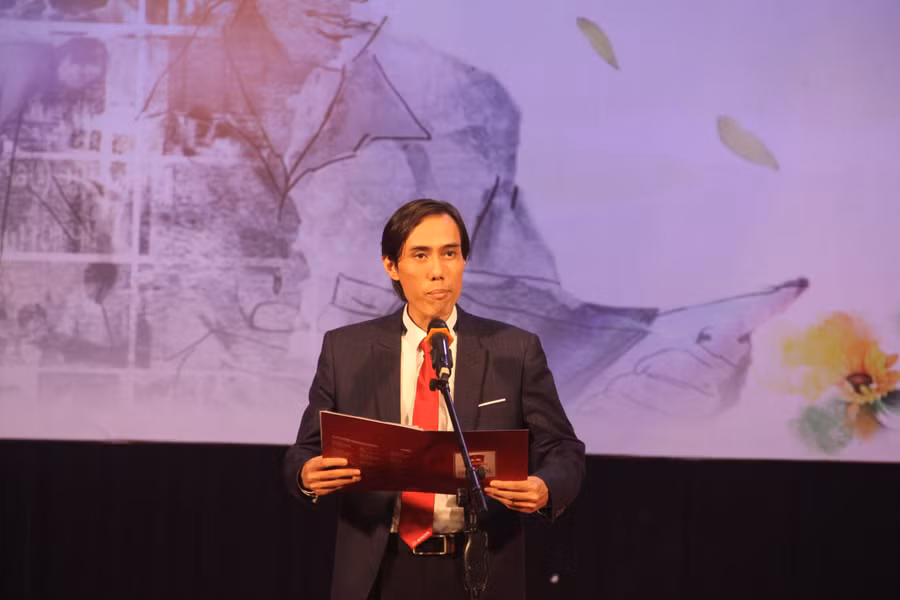 Thạc sĩ Trần Hải Ngọc - Hiệu trưởng trường Trường Hội nhập Quốc tế iSchool Hà Tĩnh phát biểu khai mạc đêm chung kết.