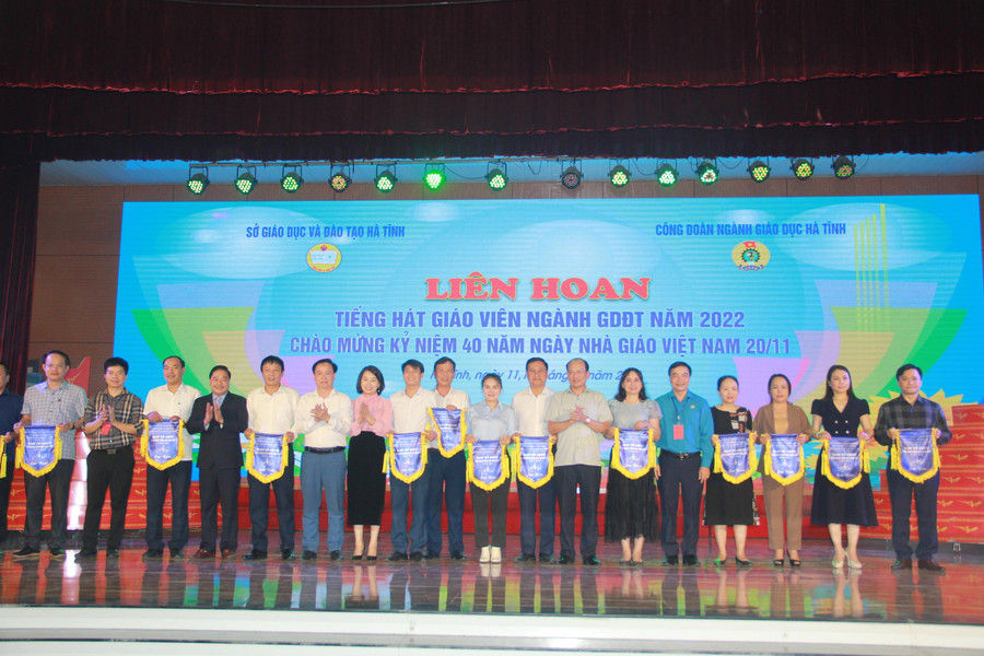 BTC tặng cờ lưu niệm các đơn vị tham dự liên hoan.