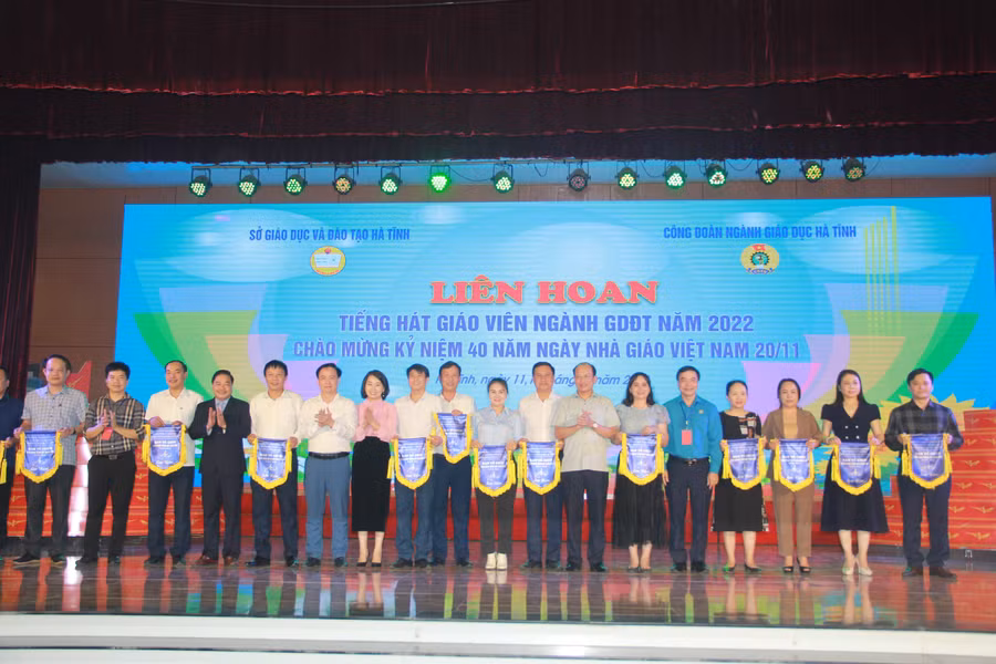 BTC tặng cờ lưu niệm các đơn vị tham dự liên hoan.