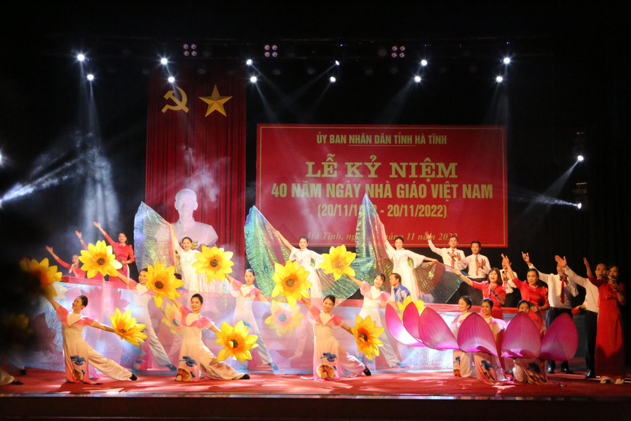 Một tiết mục văn nghệ chào mừng. Một tiết mục văn nghệ chào mừng.