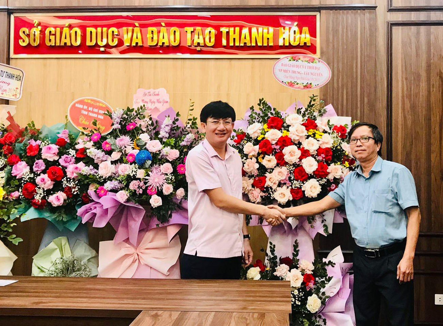 PV Báo GD&TĐ khu vực MT-TN tặng hoa chúc mừng Sở GD&ĐT Thanh Hoá. PV Báo GD&TĐ khu vực MT-TN tặng hoa chúc mừng Sở GD&ĐT Thanh Hoá.