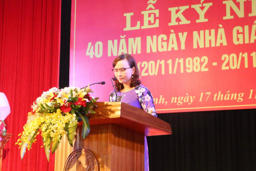Bà Đặng Thị Quỳnh Diệp, Giám đốc Sở GD&ĐT Hà Tĩnh đọc diễn văn khai mạc Lễ kỷ niệm 40 năm ngày Nhà giáo Việt Nam. Bà Đặng Thị Quỳnh Diệp, Giám đốc Sở GD&ĐT Hà Tĩnh đọc diễn văn khai mạc Lễ kỷ niệm 40 năm ngày Nhà giáo Việt Nam.