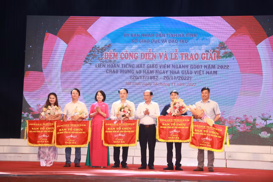 ... giải Ba cho các đơn vị đạt giải.