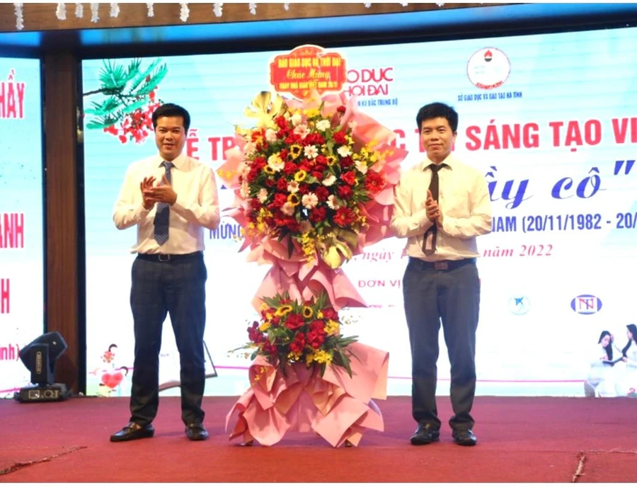 Nhà báo Nguyễn Văn Dũng - Trưởng Văn phòng đại diện Báo GD&TĐ khu vực MT-TN tặng hoa chúc mừng Sở GD&ĐT Hà Tĩnh.