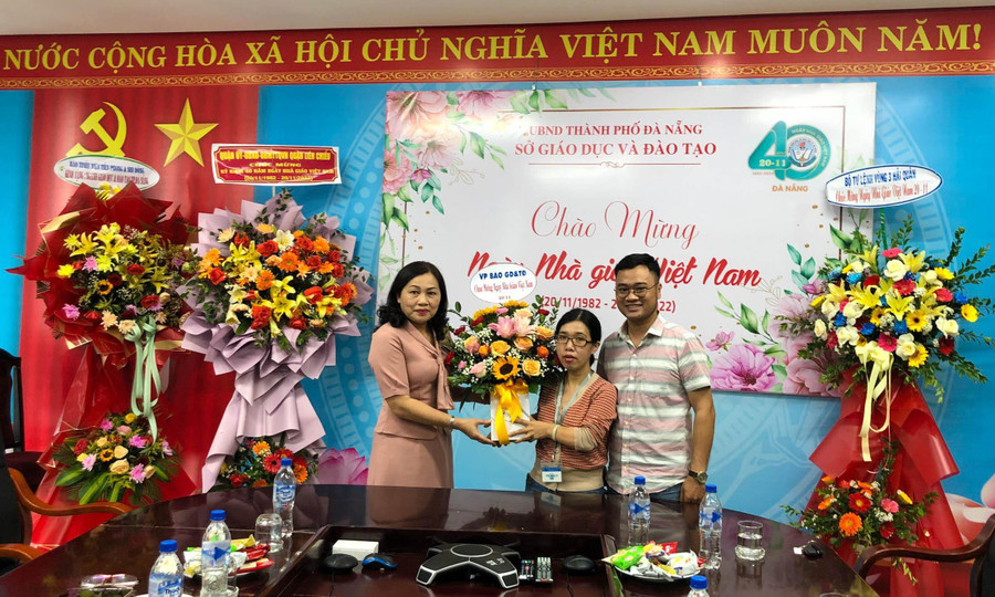 Đại diện Văn phòng Báo GD&TĐ khu vực MT-TN tặng hoa và chúc mừng Sở GD&ĐT Đà Nẵng. Đại diện Văn phòng Báo GD&TĐ khu vực MT-TN tặng hoa và chúc mừng Sở GD&ĐT Đà Nẵng.