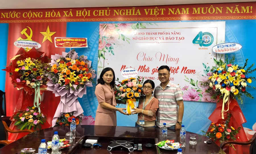 Đại diện Văn phòng Báo GD&amp;TĐ khu vực MT-TN tặng hoa và chúc mừng Sở GD&amp;ĐT Đà Nẵng.