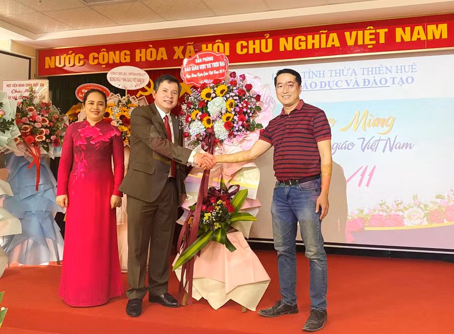 PV Báo GD&amp;TĐ khu vực Miền Trung - Tây Nguyên đã tới chúc mừng Sở GD&amp;ĐT tỉnh Thừa Thiên - Huế.