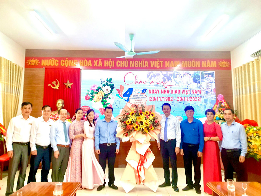 Phóng viên thường trú Báo GD&TĐ tại Quảng Trị đến tặng hoa và chúc mừng Sở GD&ĐT Quảng Trị. Phóng viên thường trú Báo GD&TĐ tại Quảng Trị đến tặng hoa và chúc mừng Sở GD&ĐT Quảng Trị.