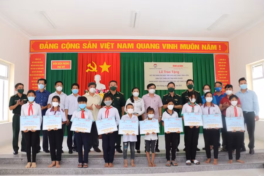 Đoàn công tác tặng quà cho học sinh, sinh viên nghèo tỉnh Kiên Giang.