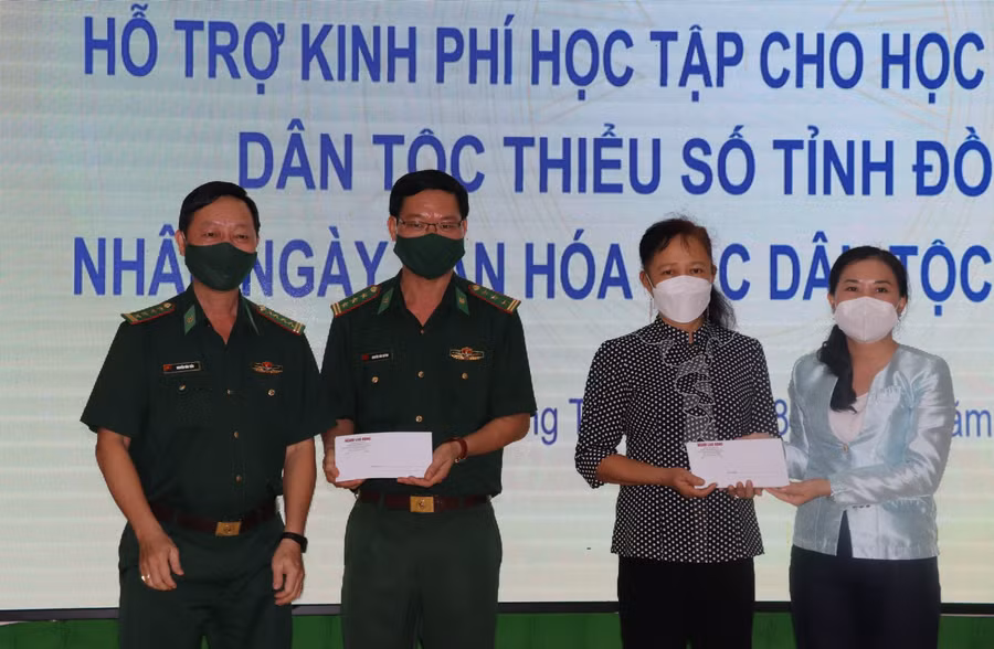 Bà Phan Kiều Thanh Hương và Đại tá Nguyễn Văn Tiến, Phó Chính uỷ bộ đội Biên phòng Thành phố Hồ Chí Minh tặng quà cho Biên phòng tỉnh Đồng Tháp và trao kinh phí cho học sinh, sinh viên do điều kiện không tham gia được.