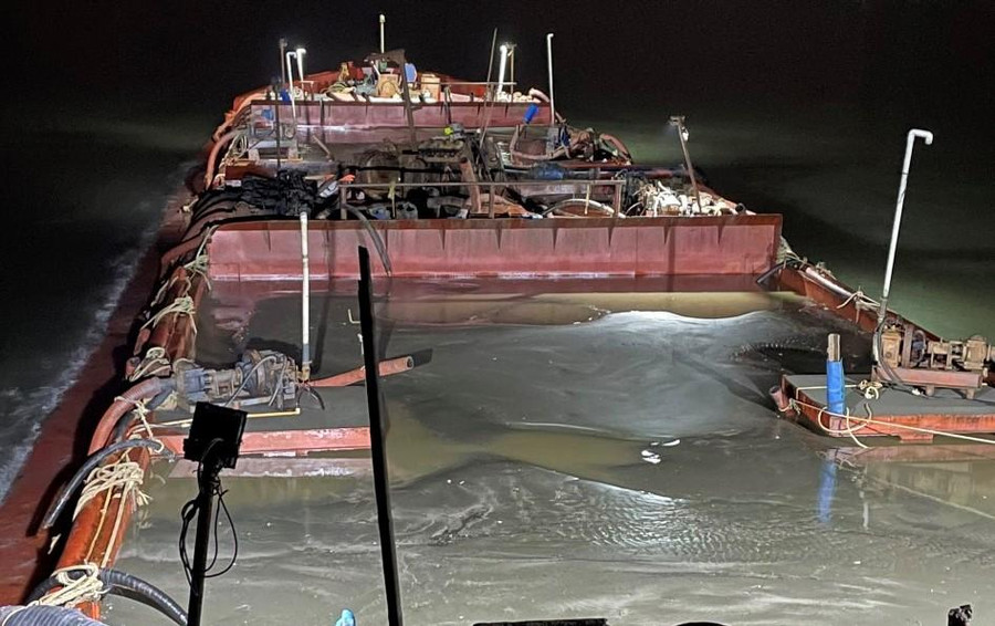 Phương tiện khai thác cát trái phép bị lực lượng lượng Biên phòng TPHCM bắt giữ đợt tháng 5/2022. Phương tiện khai thác cát trái phép bị lực lượng lượng Biên phòng TPHCM bắt giữ đợt tháng 5/2022.