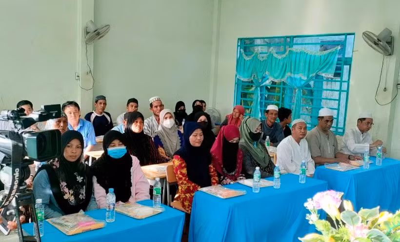 Lớp xóa mù chữ cho người dân tộc Chăm trên địa bàn tỉnh An Giang. Ảnh: Trọng nhân.