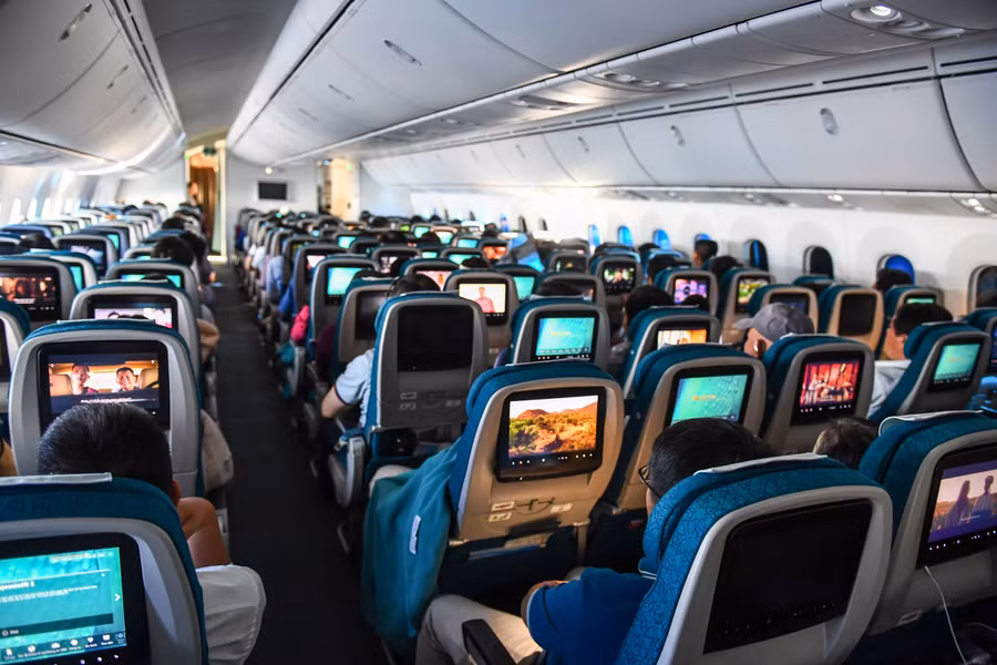 Đại diện VNA cho biết sẽ nhận tổng cộng 8 tàu Boeing 787-10 Dreamliner từ nay đến năm 2020 theo hợp đồng thuê mua tàu bay. Chiếc máy bay thế hệ mới này còn đặc biệt thân thiện với môi trường nhờ tích hợp công nghệ tiên tiến giúp giảm 25% nhiên liệu tính trên mỗi ghế và khí thải so với các dòng máy bay thế hệ trước.