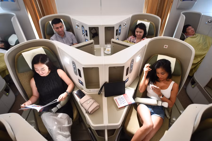 Hạng Thương gia có cấu hình ghế 1-2-1, độ ngả ghế phẳng tuyệt đối 180 độ (Full-flat bed), bước ghế dài 42 inch, màn hình cá nhân rộng 15,4 inch.