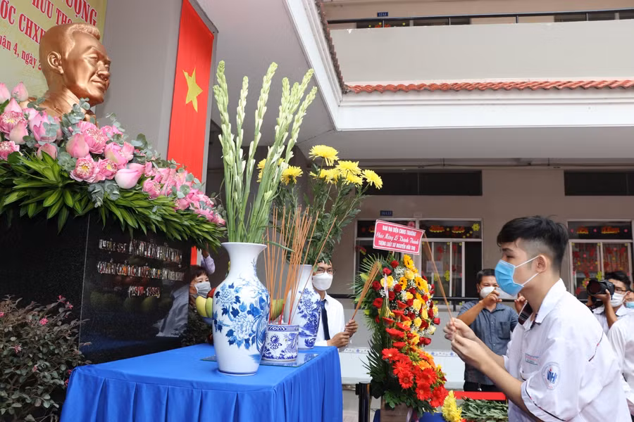 Học sinh Trường THPT Nguyễn Hữu Thọ dâng hương tại tượng Luật sư Nguyễn Hữu Thọ.