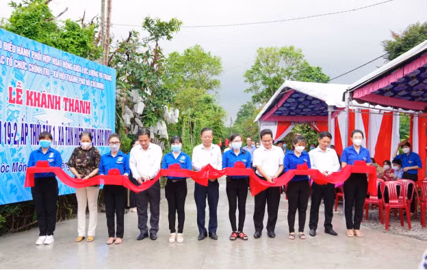 Lãnh đạo các đơn vị cắt băng khánh thành tuyến đường 19-2.