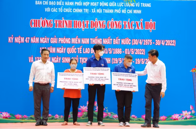 Ban tổ chức trao tặng phương tiện sinh kế cho 3 hộ gia đình có hoàn cảnh khó khăn.