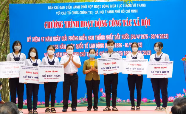 Ban tổ chức trao tặng 24 sổ tiết kiệm cho đại diện hội viên hội phụ nữ; đại diện chiến sỹ lực lượng vũ trang; các em học sinh có hoàn cảnh khó khăn trên địa bàn huyện Hóc Môn.