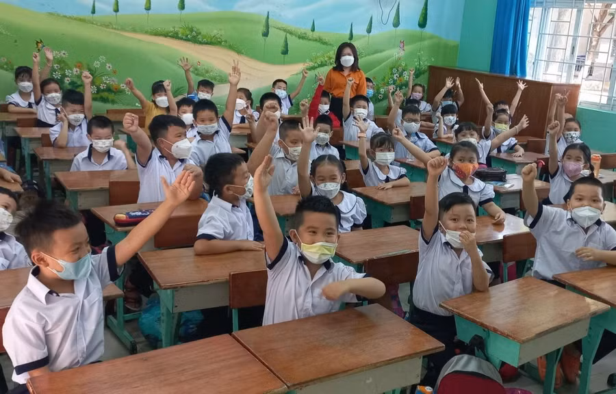 100% học sinh lớp cô Vy chủ nhiệm đã đến trường học tập.