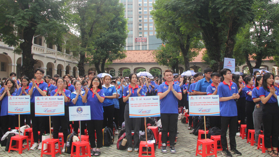 Hơn 3.000 sinh viên tình nguyện tham gia hỗ trợ trực tiếp cho thí sinh tại các điểm thi tốt nghiệp THPT và hỗ trợ điều tiết giao thông tại các giao lộ trọng yếu. Hơn 3.000 sinh viên tình nguyện tham gia hỗ trợ trực tiếp cho thí sinh tại các điểm thi tốt nghiệp THPT và hỗ trợ điều tiết giao thông tại các giao lộ trọng yếu.