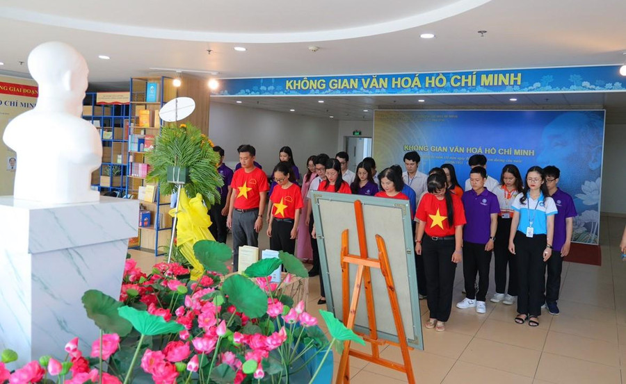 Ban tổ chức cuộc thi và các thí sinh dâng hoa Chủ tịch Hồ Chí Minh tại Không gian Văn hóa Hồ Chí Minh. Ban tổ chức cuộc thi và các thí sinh dâng hoa Chủ tịch Hồ Chí Minh tại Không gian Văn hóa Hồ Chí Minh.