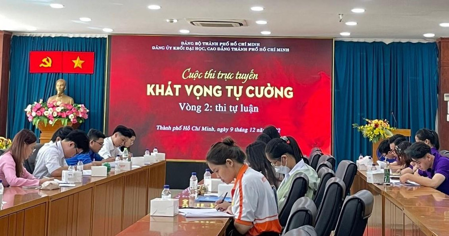 Thí sinh bước vào vòng 2 thi tự luận. Thí sinh bước vào vòng 2 thi tự luận.