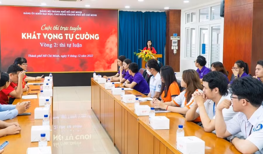 Đồng chí Nguyễn Thị Là, Phó Bí thư Thường trực Đảng ủy Khối Đại học, Cao đẳng TPHCM phát biểu chúc mừng các thí sinh vào vòng 2.