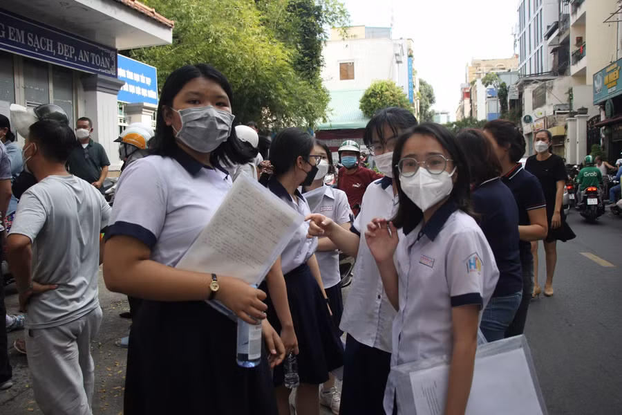 Nhiều thí sinh tại điểm thi Trường THCS Trần Văn Ơn cho rằng đề thi môn Anh văn vừa sức.