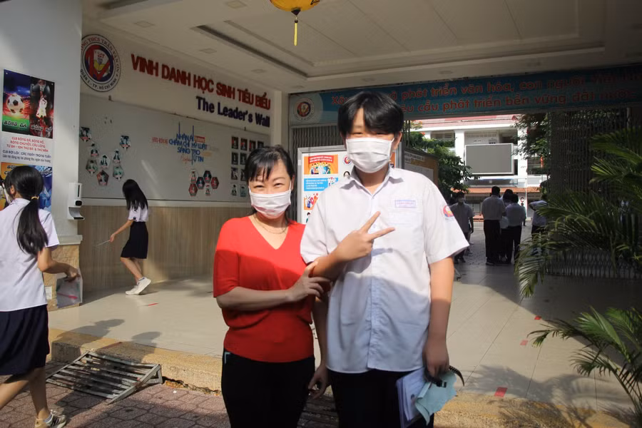 Chị Phạm Dương Quỳnh Hoa (quận Bình Thạnh) vui mừng khi con trai làm tốt bài thi Ngoại ngữ.
