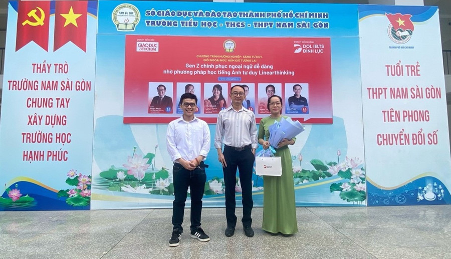 Đại diện DOL English tặng hoa cảm ơn BGH trường THPT Nam Sài Gòn.