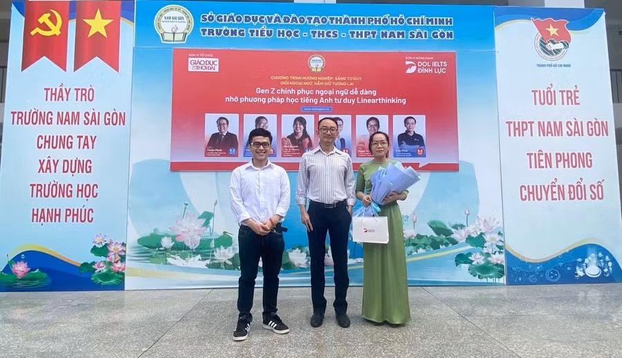 Đại diện DOL English tặng hoa cảm ơn BGH trường THPT Nam Sài Gòn.