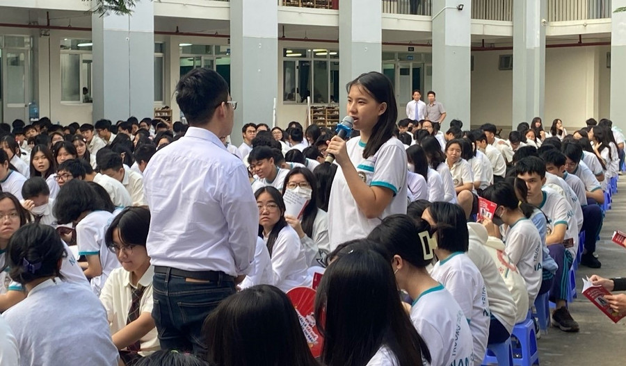 Học sinh trường THPT Nam Sài Gòn sôi nổi giao lưu với diễn giả.