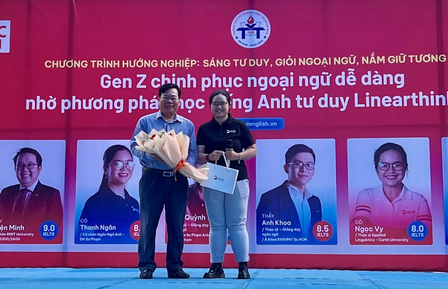 Diễn giả đại diện DOL English gửi món quà tặng BGH trường THPT Võ Trường Toản.