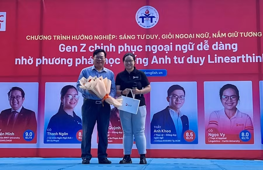 Diễn giả đại diện DOL English gửi món quà tặng BGH trường THPT Võ Trường Toản.