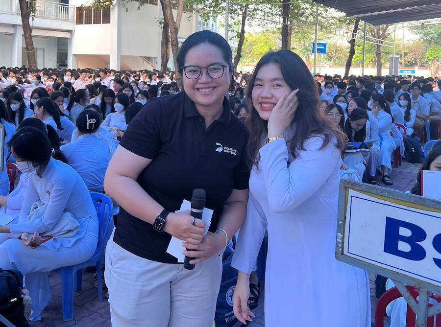 Học sinh THPT Võ Trường Toản sôi nổi giao lưu với diễn giả Ngọc Vy.
