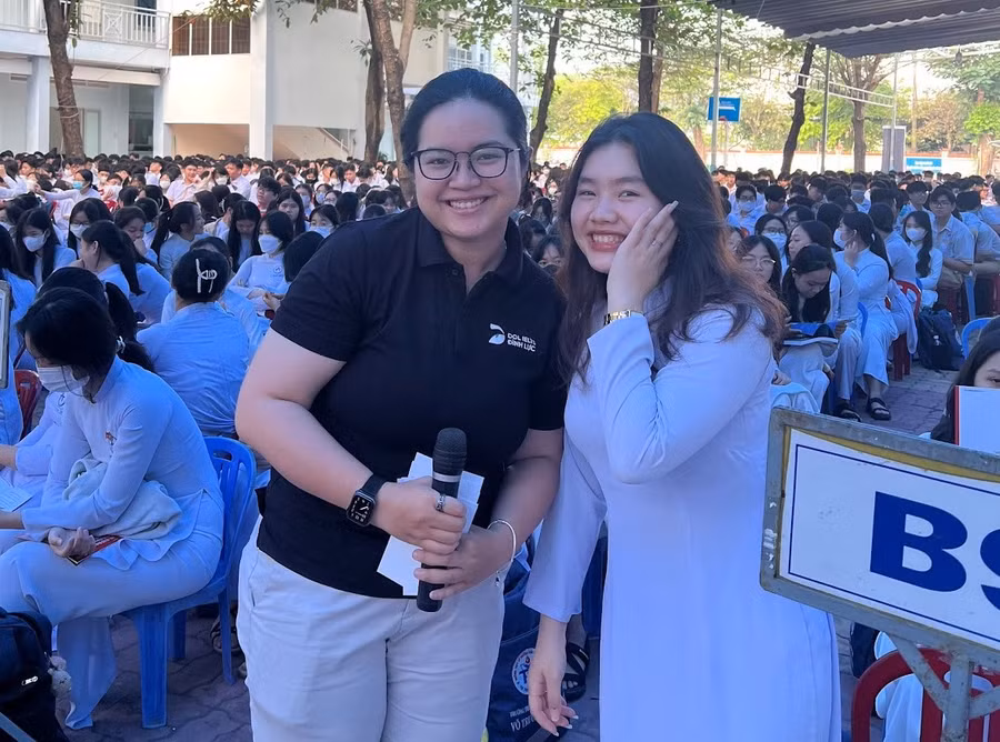 Học sinh THPT Võ Trường Toản sôi nổi giao lưu với diễn giả Ngọc Vy.