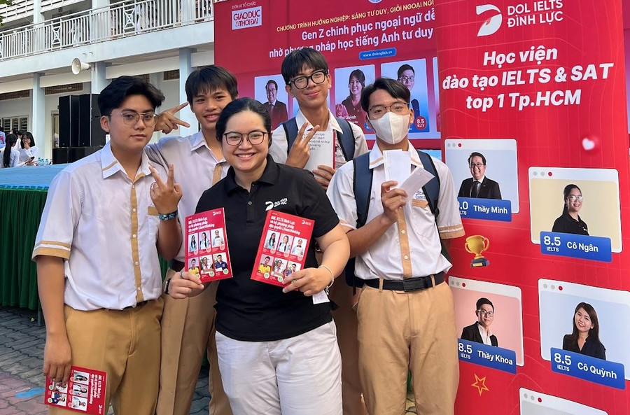 Học sinh trường THPT Võ Trường Toản hào hứng khi gặp gỡ diễn giả Ngọc Vy.