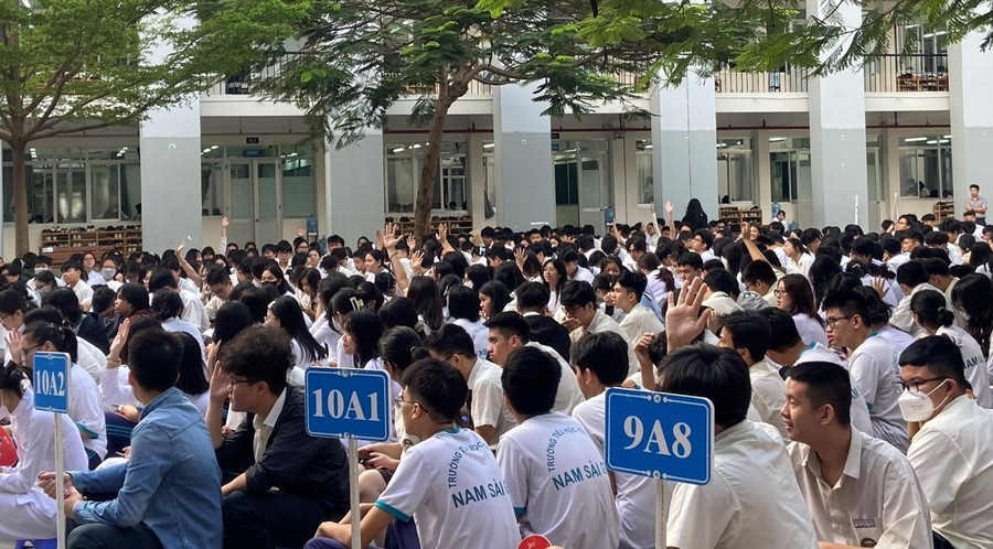 Học sinh trường THPT Nam Sài Sòn hăng hái giơ tay phát biểu.