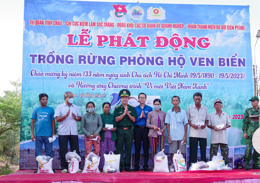 Trao tặng 50 suất học bổng cho học sinh nghèo thị xã Vĩnh Châu ảnh 1 Trao tặng 50 suất học bổng cho học sinh nghèo thị xã Vĩnh Châu ảnh 1