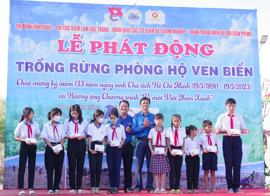 Trao học bổng cho các em học sinh nghèo có hoàn cảnh khó khăn.