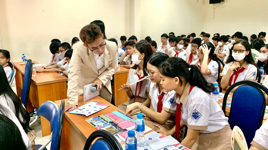 Trường THCS Lương Định Của (TP Thủ Đức) phối hợp tổ chức tư vấn tuyển sinh, hướng nghiệp cho học sinh trong trường.