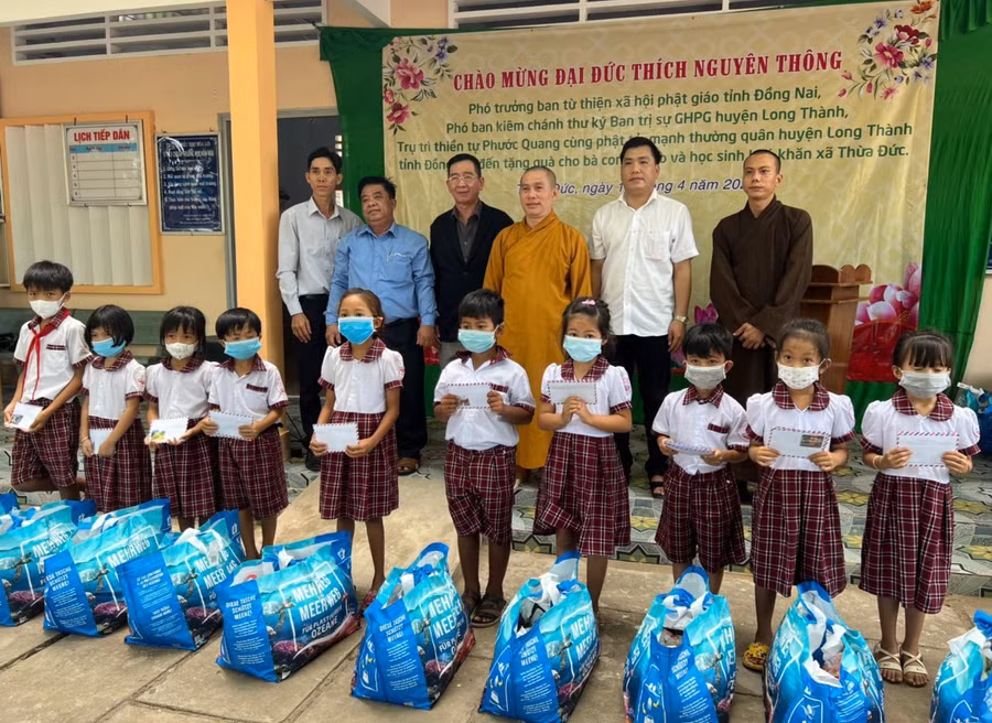 50 suất quà được đoàn thiện nguyện trao đến các em học sinh nghèo.