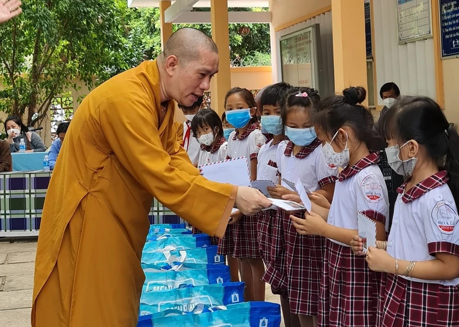 Đại đức Thích Nguyên Thông tặng quà cho các em học sinh nghèo.