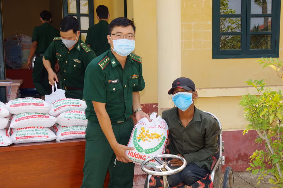 Chỉ huy đồn Biên phòng Lai Hoà trao tặng gạo cho người nghèo trên địa bàn xã Lai Hoà.
