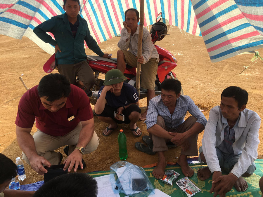 Đồng bào dân tộc dựng lều giữ đất