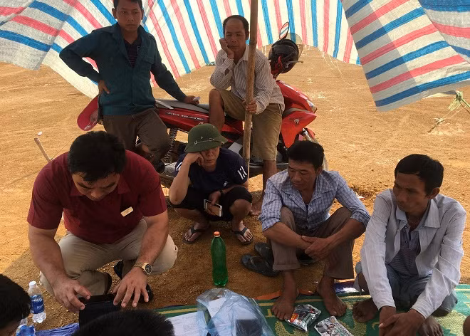 Đồng bào dân tộc dựng lều giữ đất 