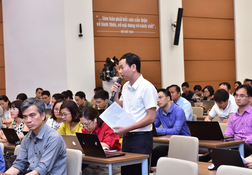 Các phóng viên đặt câu hỏi tìm hiểu thông tin kỳ họp