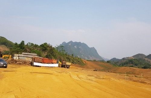 Máy móc thiết bi của doanh nghiệp ngang nhiên san lấp mặt bằng