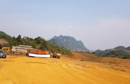 Máy móc thiết bi của doanh nghiệp ngang nhiên san lấp mặt bằng